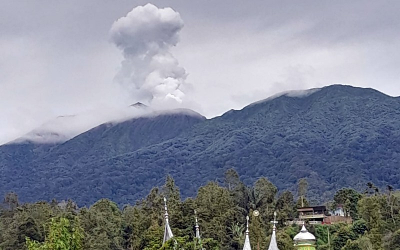  PVMBG Catat 172 Kali Erupsi Gunung Marapi Sumbar Terjadi hingga Jumat Petang