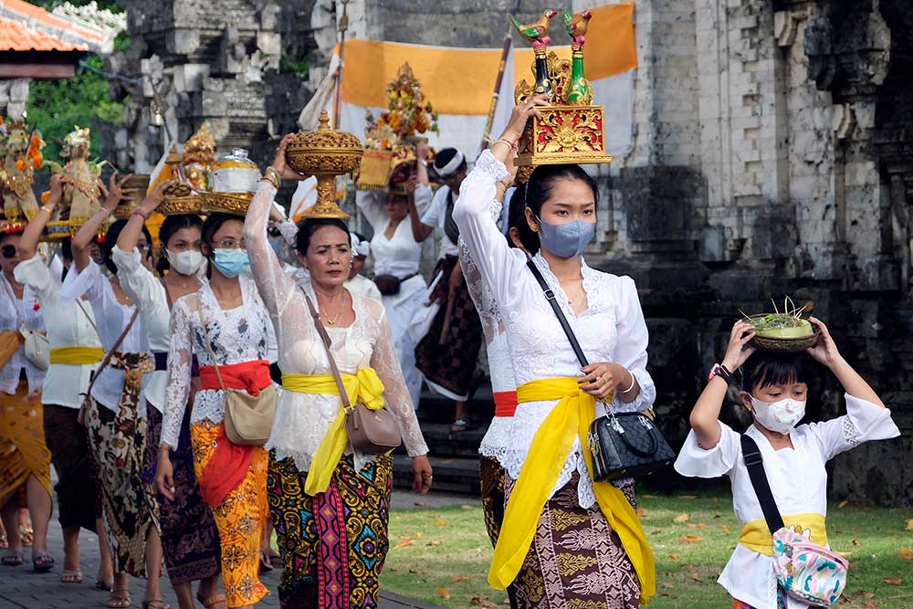  Persiapan Persembahyangan Hari Raya Kuningan di Bali