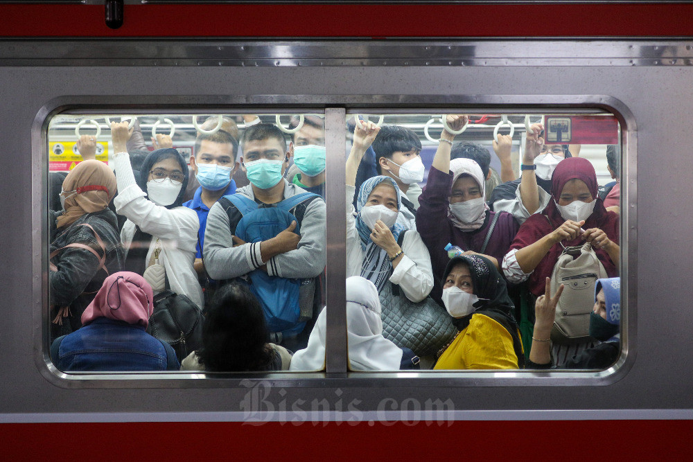 Sejumlah penumpang berada di dalam gerbong Kereta Rel Listrik di Stasiun Manggarai, Jakarta, Senin (2/1/2022). Bisnis/Suselo Jati