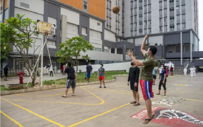 Sejumlah pasien yang terkonfirmasi positif Covid-19 bermain bola basket di Rumah Sakit Darurat Covid-19 (RSDC) Wisma Atlet, Kemayoran, Jakarta, Selasa (17/8/2021)./Antararnrn