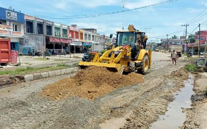 Perbaikan jalan provinsi Riau di ruas Tandun-Pasir Pengaraian. /Istimewa