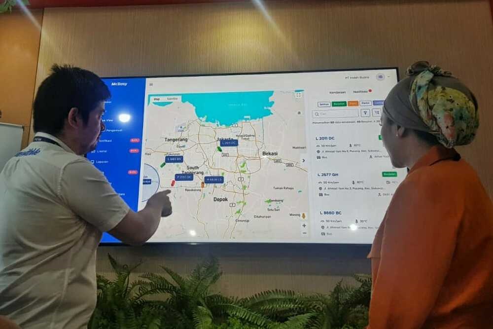 Foto: Co-Founder McEasy, Hendrik Ekowaluyo (kiri) menjelaskan cara kerja aplikasi yang dikembangkan McEasy saat Media Rountable McEasy di Surabaya, Rabu (7/9 /2022).