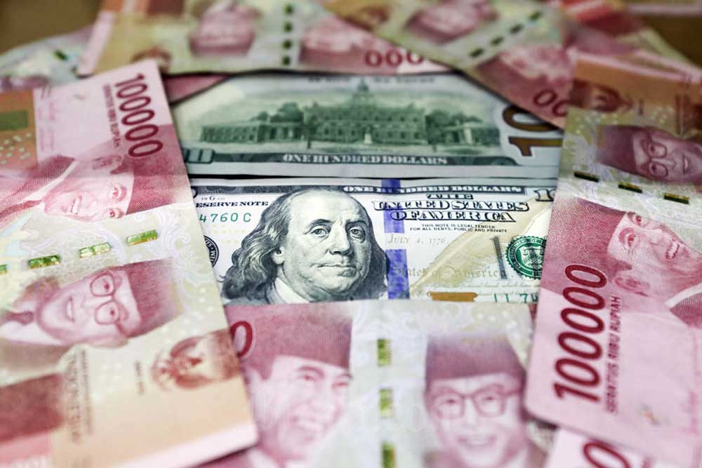 Mata uang rupiah dan dolar Amerika Serikat di salah satu money changer, Jakarta, Sabtu (30/7/2022). Bisnis/Himawan L Nugraha