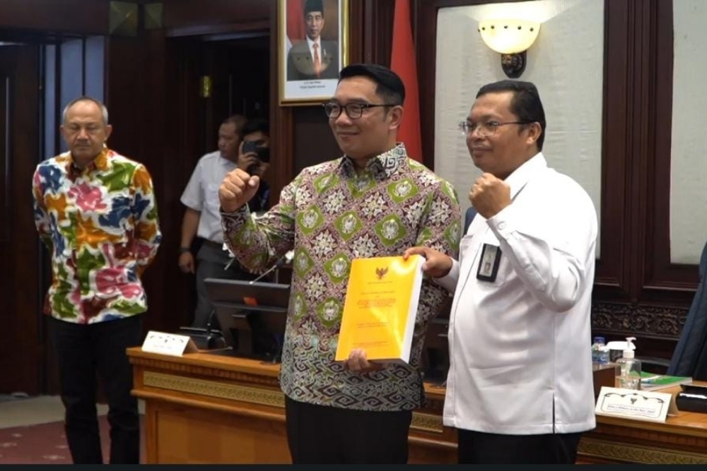 Badan Pemeriksa Keuangan (BPK) RI menyerahkan laporan interim hasil pemeriksaan kepatuhan tahun 2021/2022 kepada Gubernur Jabar Ridwan Kamil.