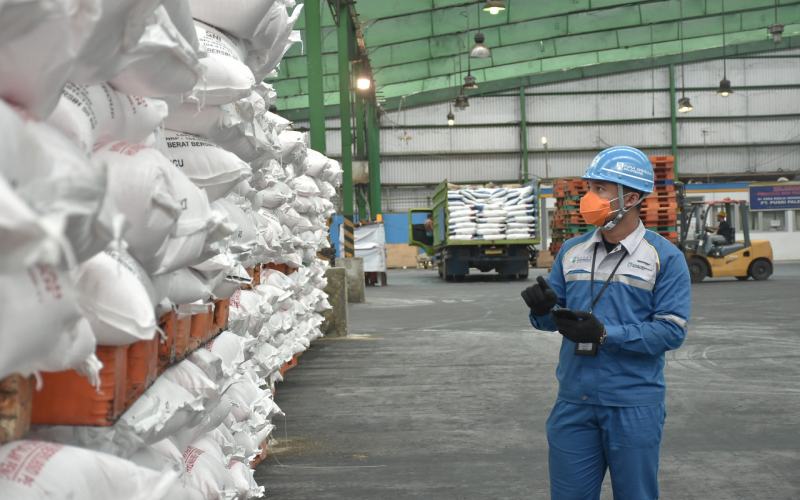 Karyawan pabrik PT Pusri Palembang mengecek stok pupuk subsidi di gudang. /Istimewa