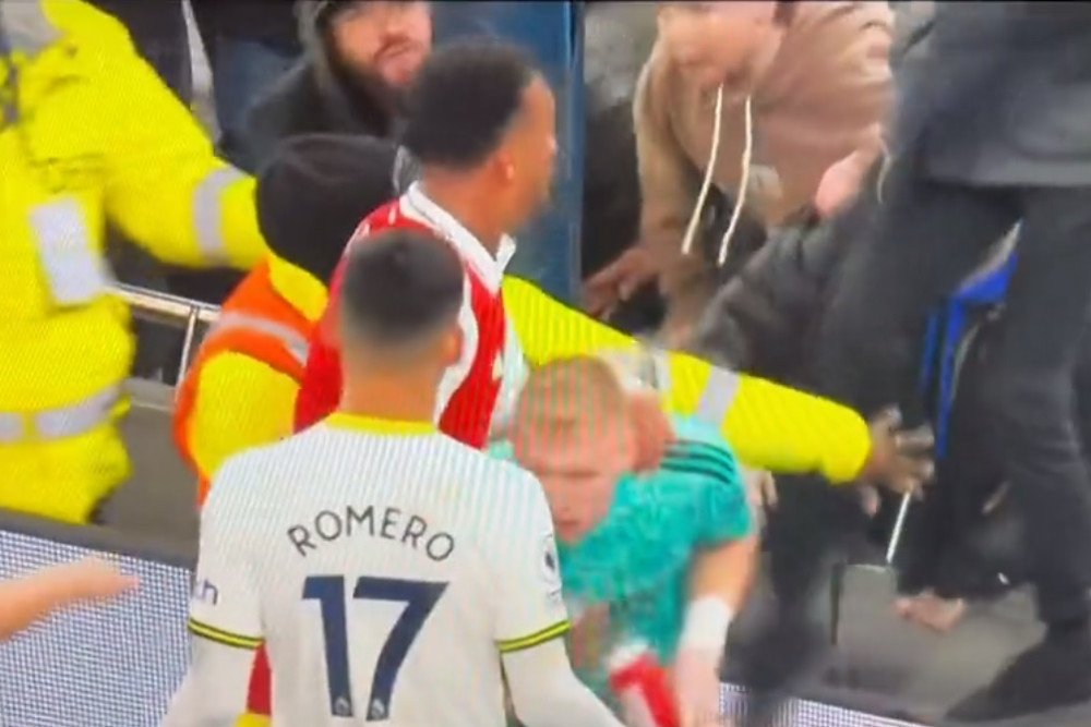  Video Aksi Norak di Derby London, Suporter Tottenham Tendang Kiper Arsenal