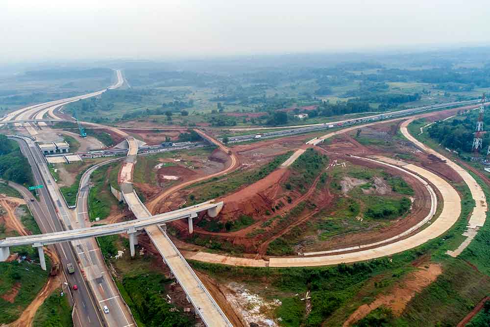 Foto udara proyek pembangunan Jalan Tol Jakarta - Cikampek II Selatan Seksi 3 di Purwakarta, Jawa Barat, Minggu (24/4/2022). ANTARA FOTO/M Ibnu Chazar