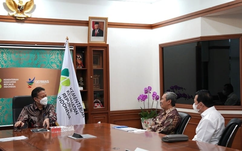 Gubernur Riau Syamsuar (tengah) didampingi Kepala Diskes Riau Zainal Arifin (kiri) saat menemui Menkes Budi Gunadi Sadikin (kiri) di Kantor Kemenkes, Jakarta, Senin (16/1/2023). Istimewa