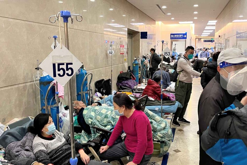 Pasien berbaring di tempat tidur di lorong di bagian gawat darurat Rumah Sakit Zhongshan, di tengah wabah Virus Corona (Covid-19) di Shanghai, China 3 Januari 2023. REUTERS/Staff