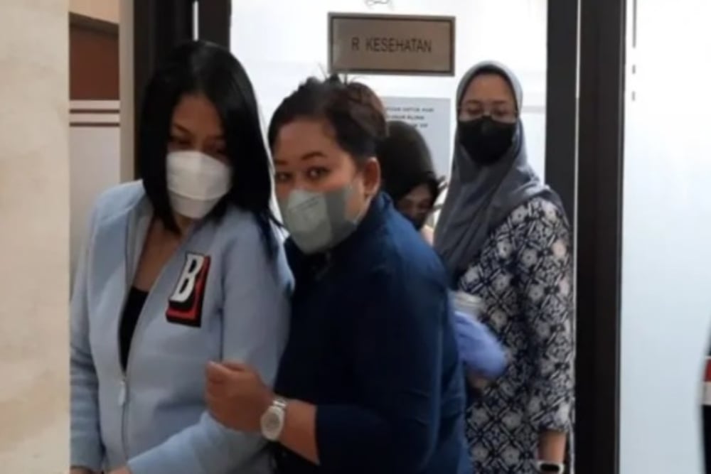Putri Candrawathi, tersangka pembunuhan Brigadir J, keluar dari ruang pemeriksaan kesehatan di gedung Bareskrim Polri, Jakarta, Jumat (30/9/2022). - Antara