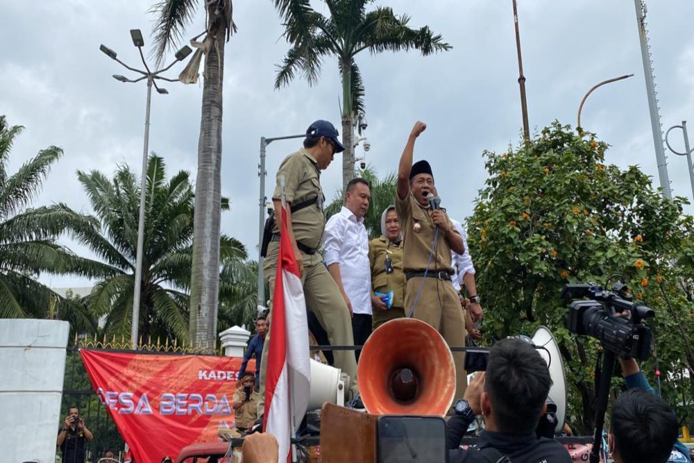 Ribuan kepala desa dari seluruh Indonesia melakukan aksi unjuk rasa di depan Gedung DPR, Senayan, Jakarta Pusat pada Selasa (17/1/2023). Mereka menuntut agar masa jabatan kepala desa menjadi sembilan tahun dan dapat dipilih kembali hingga dua periode. JIBI/Bisnis-Surya Dua Artha Simanjuntak