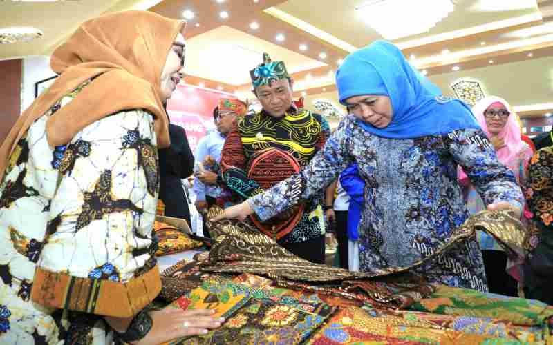 Gubernur Jatim Khofifah Indar Parawansa meninjau produk UMKM batik./Dok. Pemprov Jatim