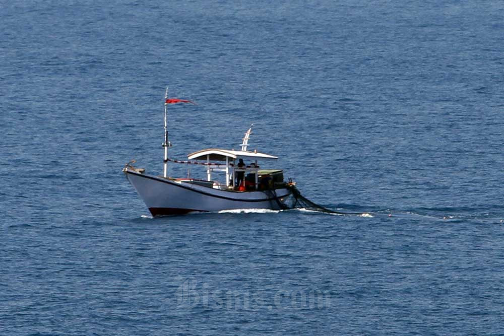 Nelayan menangkap ikan di laut Jawa, Minggu (24/7/2022). Bisnis/Paulus Tandi Bone