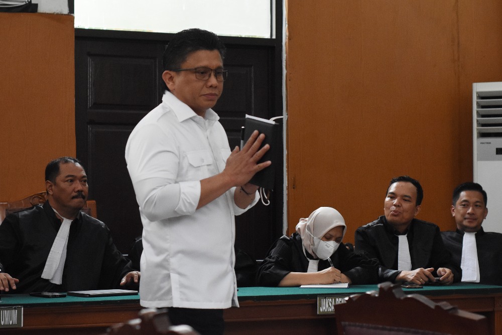Terdakwa Ferdy Sambo (kedua kiri) memberi salam sebelum dimulainya sidang lanjutan kasus pembunuhan berencana terhadap Brigadir Nopriansyah Yosua Hutabarat di Pengadilan Negeri Jakarta Selatan, Jakarta, Selasa (10/1/2023). Sidang tersebut beragenda pemeriksaan terdakwa Ferdy Sambo yang merupakan mantan Kepala Divisi Profesi dan Pengamanan (Kadiv Propam) Polri. ANTARA FOTO/Indrianto Eko Suwarso - hp.