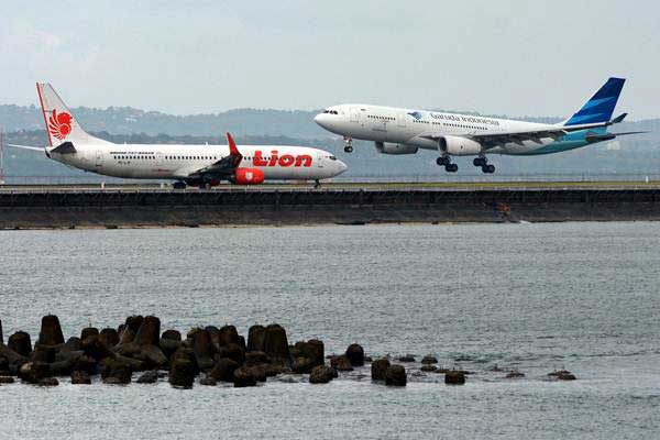 Dua pesawat terbang berada di landasan pacu Bandara Ngurah Rai, Bali./Antara-Wira Suryantala