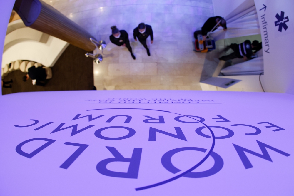 Logo World Economic Forum (WEF) di dalam Congress Centre, Davos, Swiss, Senin (16/1/2023). Pertemuan tahunan WEF di Davos diselenggarakan pada 16-20 Januari 2023. - Bloomberg