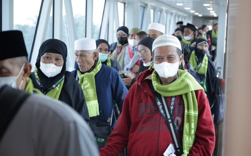 Jemaah umrah asal Pekanbaru saat berada di Bandara Sultan Syarif Kasim II, dan akan terbang langsung ke Madinah Arab Saudi dengan layanan rute penerbangan internasional charter umrah dari maskapai Lion Air, Rabu (18/1/2023)./Istimewa