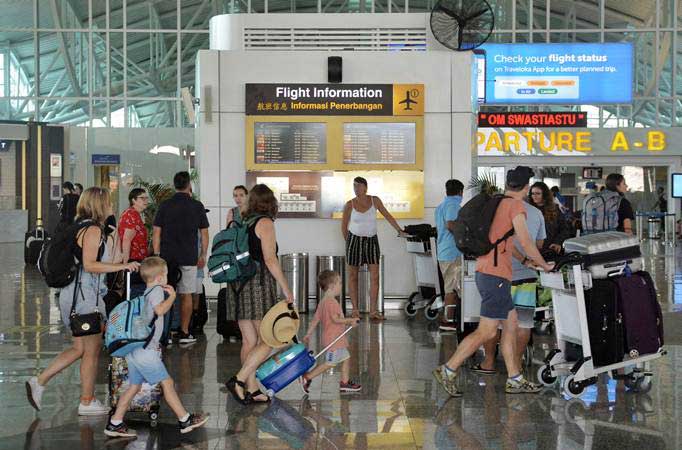 Calon penumpang pesawat berada di kawasan Terminal Internasional Bandara Internasional I Gusti Ngurah Rai, Bali./ANTARA-Fikri Yusuf