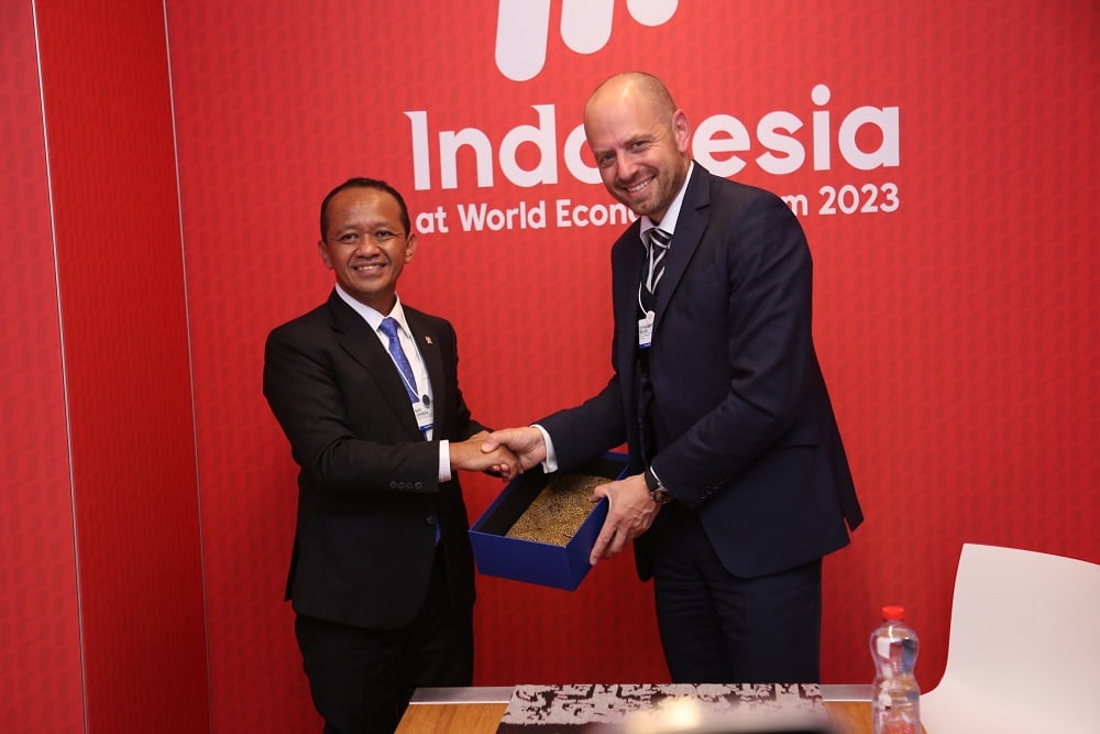 Menteri Investasi/Kepala BKPM Bahlil Lahadalia bertemu dengan CEO Siemens Energy Christian Bruch di Indonesia Pavilion, Davos, Swiss pada Selasa (17/1/2023). Dok. BKPM. 