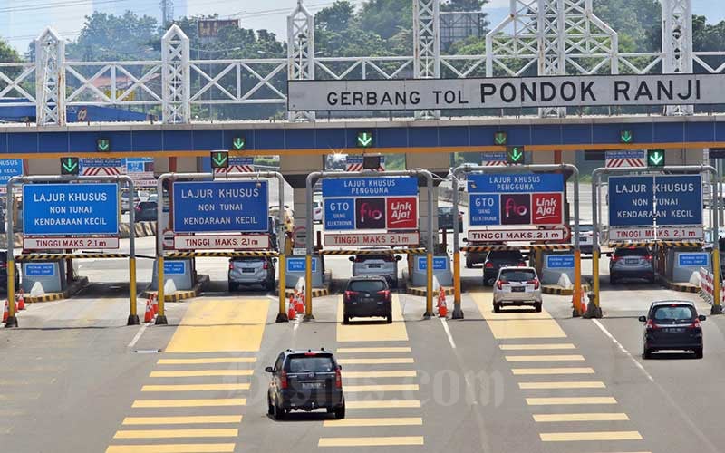 Sejumlah mobil memasuki gerbang tol Pondok Ranji di Tangerang Selatan, Banten, Minggu (15/3/2020). Bisnis/Eusebio Chrysnamurti