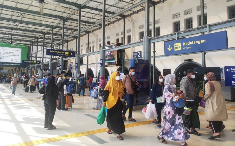 Penumpang kereta api tiba di Stasiun Pasar Senen, Jakarta pada puncak arus balik Lebaran 2022, Minggu 8 Mei 2022 / BISNIS - Pernita Hestin Untari