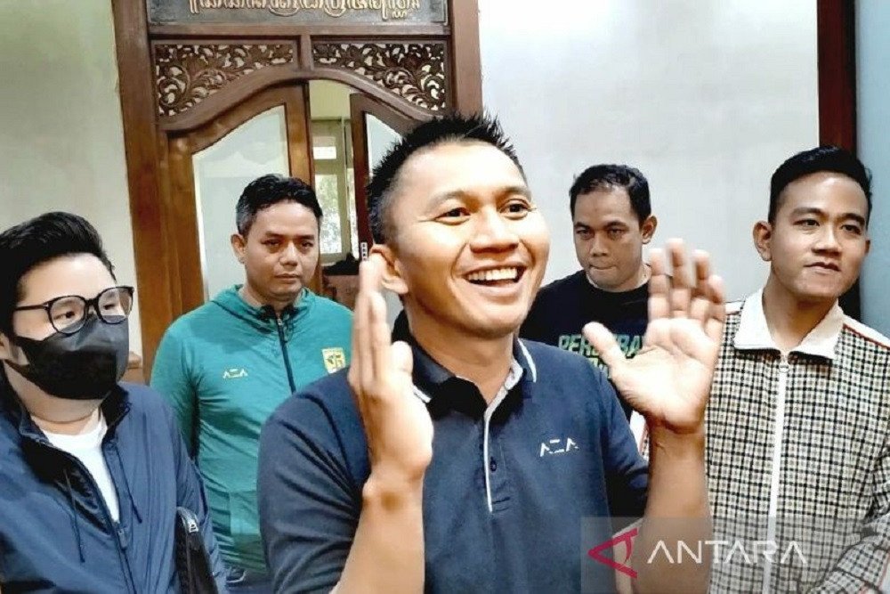 Presiden Persebaya Surabaya Azrul Ananda menemui Wali Kota Solo Gibran Rakabuming Raka. Persebaya dan Persis sepakat mendukung Erick Thohir jadi Ketua Umum PSSI/Antara.