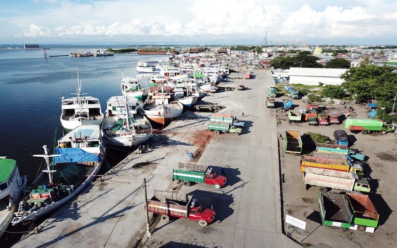 Sejumlah kapal Pinisi dan truk pengangkut terlihat dari udara di Pelabuhan Paotere Makassar, Sulawesi Selatan./Bisnis-Paulus Tandi Bone