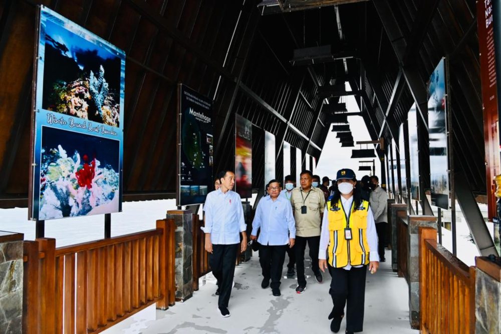 Presiden  Jokowi didampingi Seskab Pramono Anung dan Menteri PUPR Basuki Hadimuljono meninjau Kawasan Wisata Bunaken, Jumat (20/1/2023), di Pulau Bunaken, Sulawesi Utara. (Foto: BPMI Setpres/Laily Rachev).