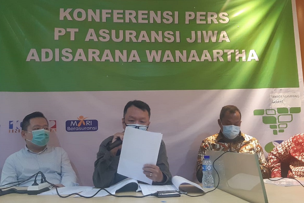 Direksi non-aktif Wanaartha LIfe bersama dengan perwakilan pemegang polis dalam acara konferensi pers di Jakarta, Jumat (20/1/2023). JIBI/Alifian Asmaaysi. 