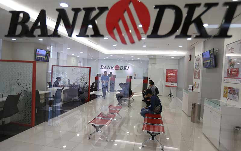 Nasabah melakukan transaksi di salah satu kantor cabang Bank DKI di Jakarta, Rabu (14/8/2019).