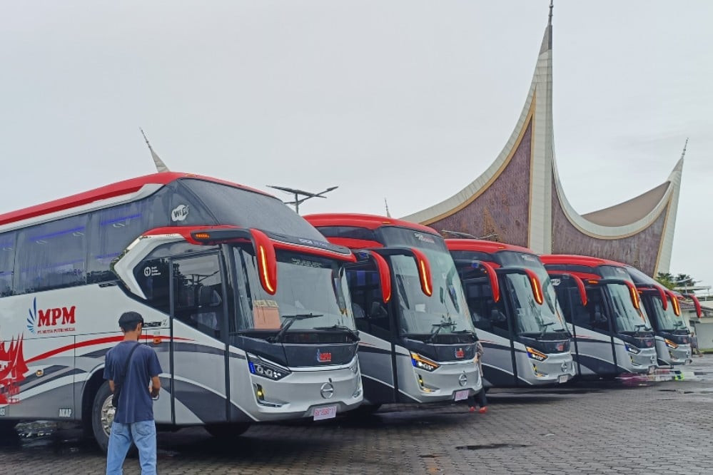  Di Balik Deru Laju Penjualan Bus