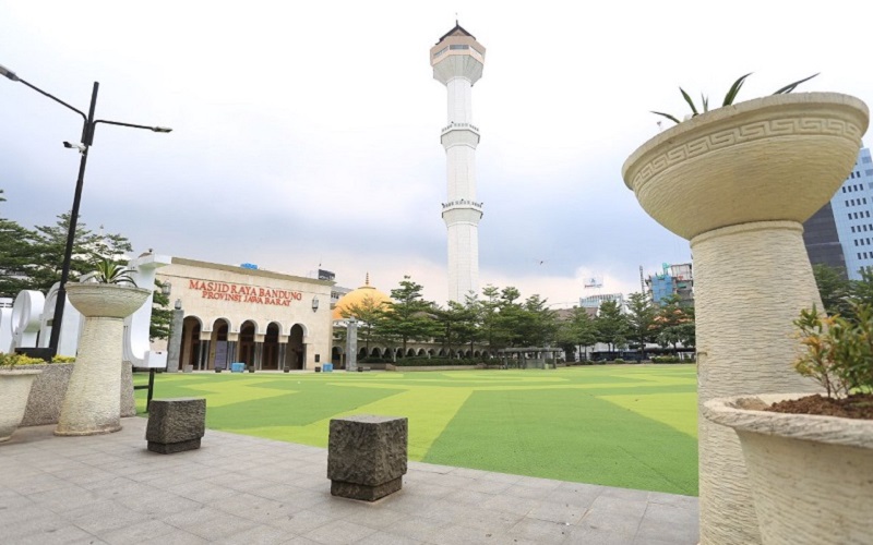 Masjid Raya Jawa Barat di Kota Bandung - Bisnis/Dea Andriyawanrn