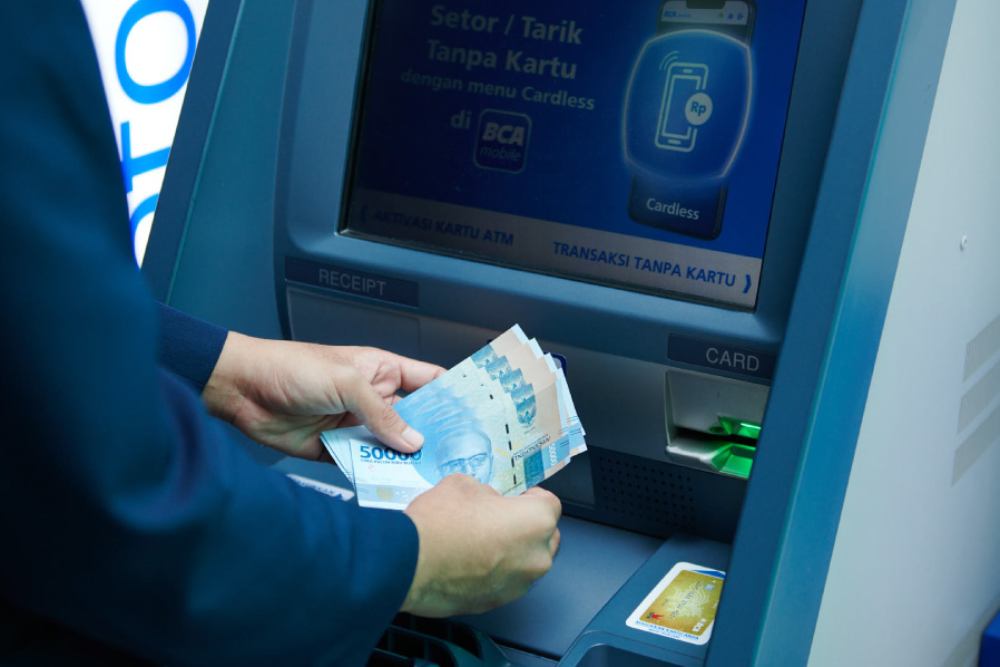  Begini Cara Mengambil Uang di ATM yang Aman, Bisa Tanpa Kartu