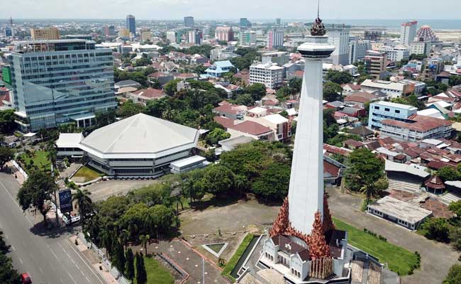 Gedung-gedung tinggi dan proyek reklamasi laut Center Poin of Indonesia (CPI) terlihat dari udara di kota Makassar, Sulawesi Selatan, Minggu (16/2/2020). Bisnis/Paulus Tandi Bone
