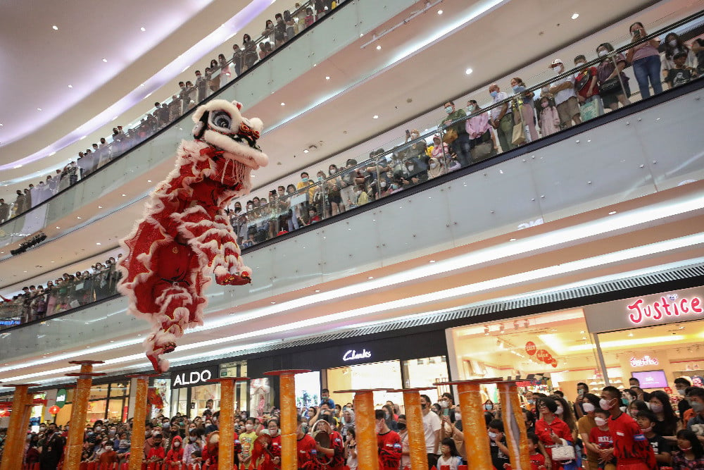  Atraksi Barongsai Tonggak di Dalam Mall