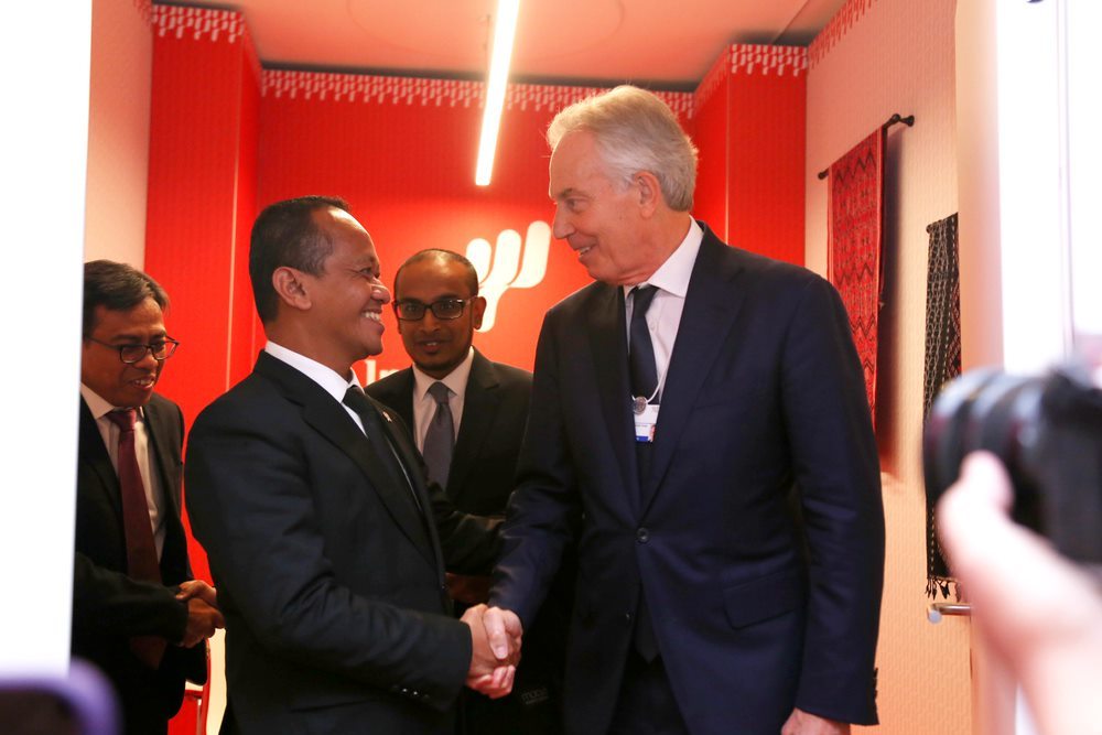Menteri Investasi/Kepala Badan Koordinasi Penanaman Modal (BKPM), Bahlil Lahadalia bertemu dengan mantan Perdana Menteri Inggris, Tony Blair di sela-sela agenda World Economic Forum (WEF) 2023 di Davos, Swiss - BKPM.