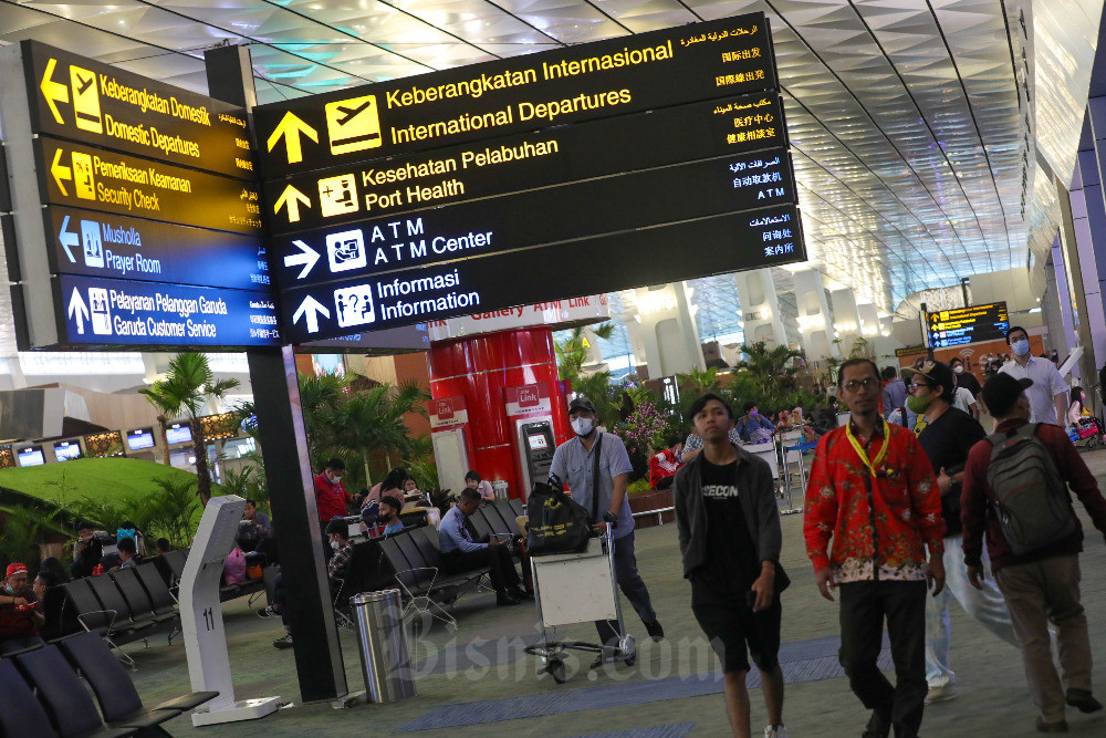 Ilustrasi. Penumpang pesawat berada di Terminal 3 Bandara Soekarno Hatta, Tangerang, Banten, Kamis (22/12/2022). Bisnis/Himawan L Nugraha