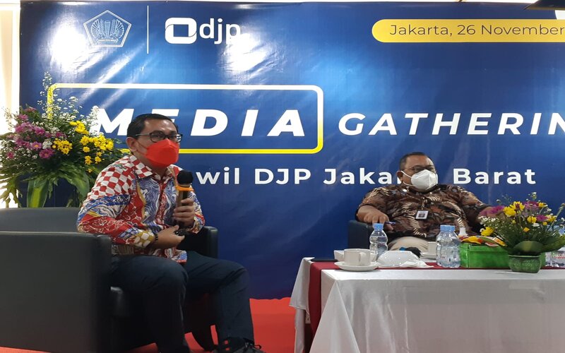 Staf Khusus Menteri Keuangan Bidang Komunikasi Strategis (kanan) bersama Kepala Kanwil DJP Jakarta Barat Suparno (kiri) dalam Media Gathering Kanwil DJP Jakarta Barat, Jumat (26/11/2021)./ Bisnis - Wibi Pangestu Pratama 
