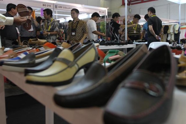 Pengunjung memilih alas kaki di pameran produk kulit/JIBI
