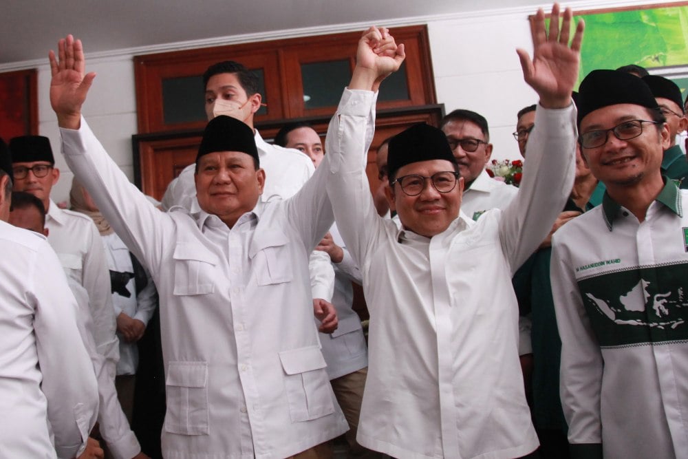 Gerindra Makin Mesra dengan Salah Satu Partai di Senayan, Koalisi Kian Solid. Ketua Umum Partai Gerindra Prabowo Subianto (kedua kiri) dan Ketua Umum Partai Kebangkitan Bangsa (PKB) Muhaimin Iskandar (kedua kanan) melambaikan tangan seusai membuka Sekretariat Bersama (Sekber) Partai Gerindra - PKB di Jakarta, Senin (23/1/2023). Pembukaan Sekber tersebut untuk mempererat koalisi kedua partai dalam upaya pemenangan Pemilu 2024. ANTARA FOTO/Reno Esnir/nym.