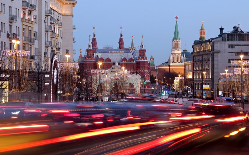Suasana lalu lintas malam hari di depan State Historical Museum di Moskow, Russia/ Andrey Rudakov-Bloomberg
