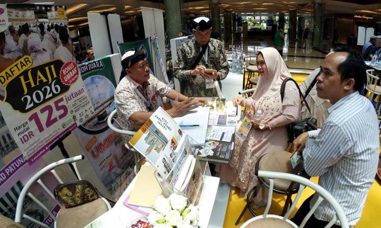 Pengunjung mencari informasi paket perjalanan ibadah umrah pada sebuah pameran di Jawa Barat. Bisnis/Rachman