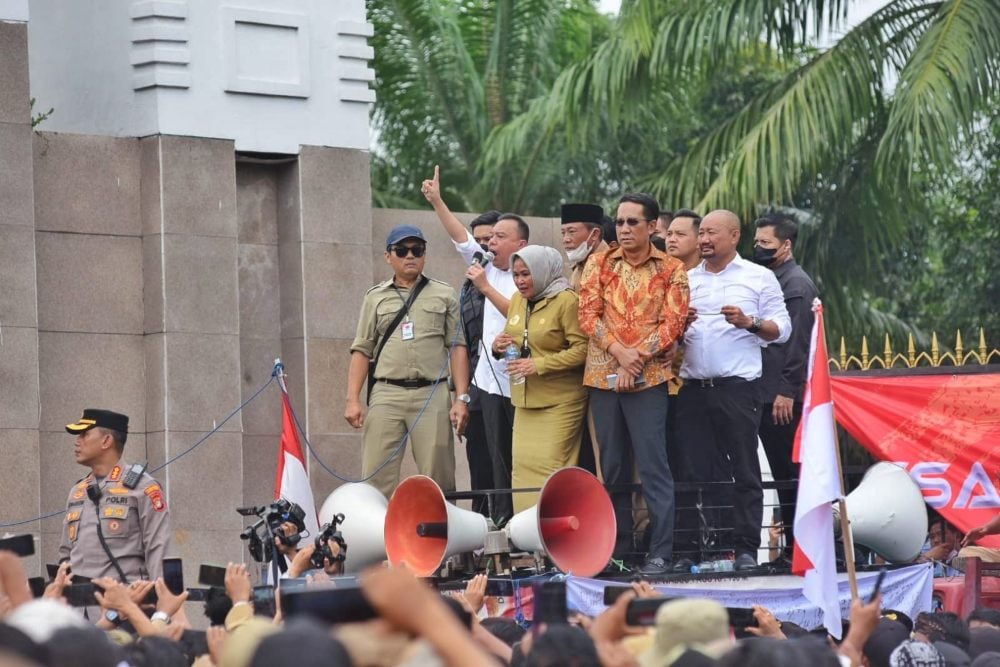 Ribuan kades dari seluruh Indonesia melakukan aksi unjuk rasa untuk menuntut revisi UU 6/2014 tentang Desa (UU Desa) di depan Gedung DPR, Senayan, Jakarta Pusat pada Selasa (17/1/2023). JIBI/Bisnis-Surya Dua Artha Simanjuntak