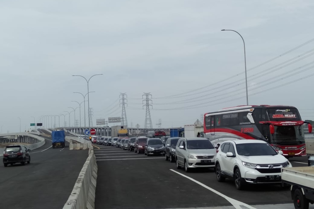 Antrean kendaran hendak memasuki Jalan Tol Semarang - Demak. /Bisnis-Alif Nazzala R.