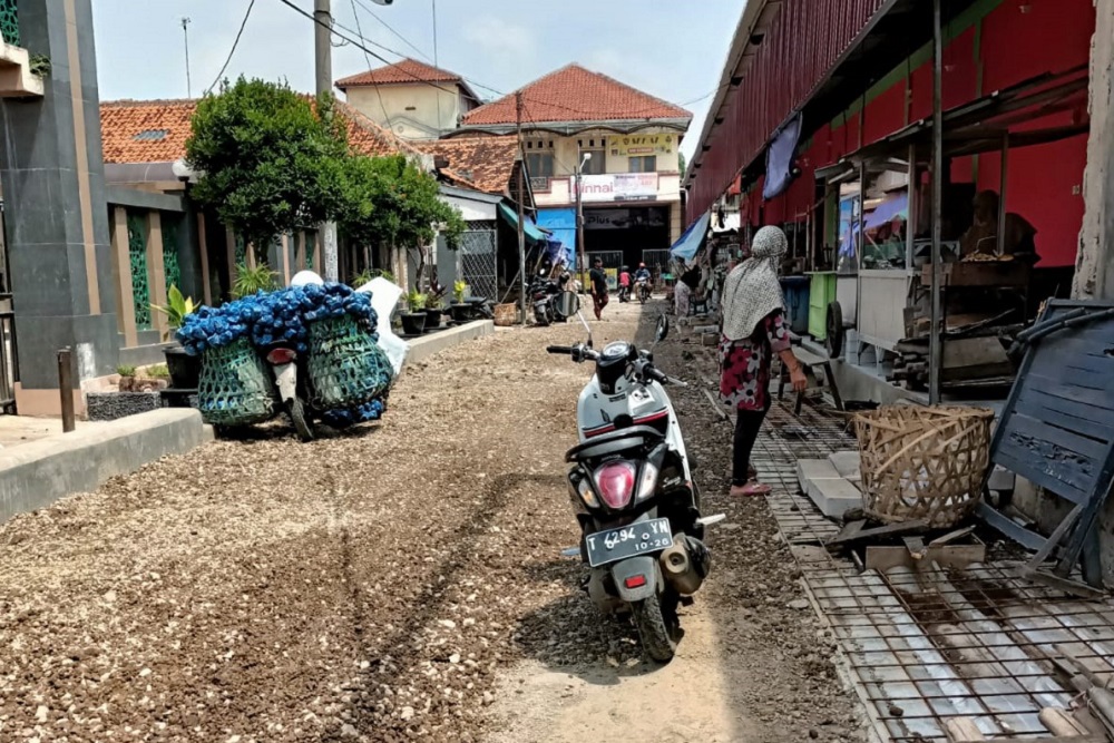 Jalan desa di sekitar Pasar Ciasem Subang