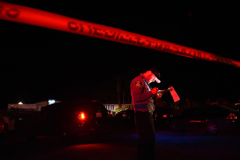 Deputi sheriff San Mateo County di lokasi penembakan di jalan raya 92 di Half Moon Bay, California pada 23 Januari. Bloomberg/AFP/Getty Imagesrnrn