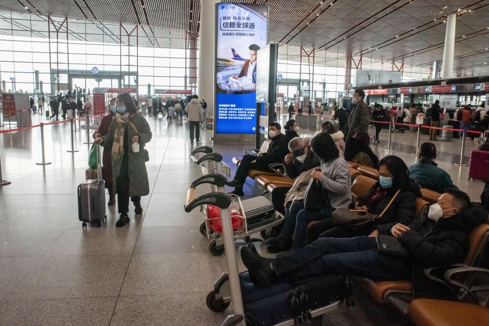 Wisatawan di bandara Beijing pada 14 Januari 2023. Perjalanan domestik diperkirakan pulih lebih cepat daripada perjalanan internasional./Bloomberg