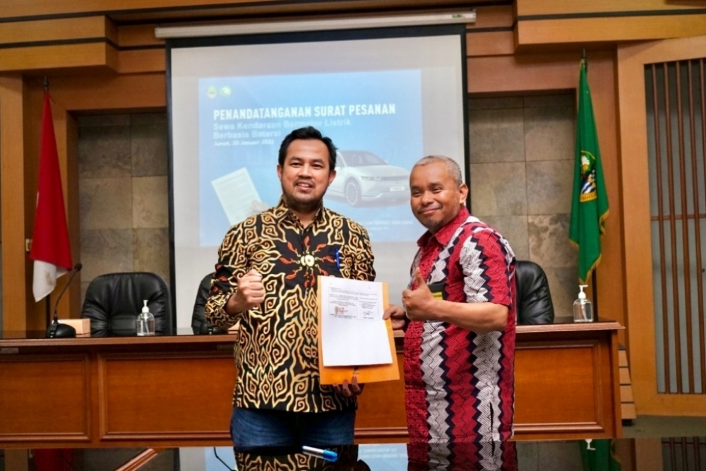 Direktur Keuangan MUJI Yenry Darles dan Plt Sekdis ESDM Jabar Slamet Mulyanto Sudarsono.