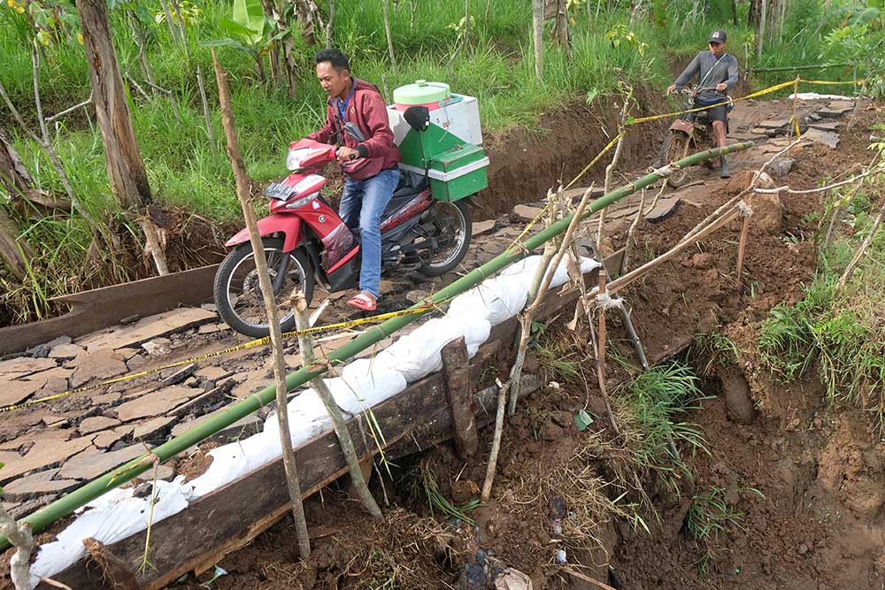  Warga Membuat Jalan Darurat di Lokasi Tanah Longsor di Temanggung