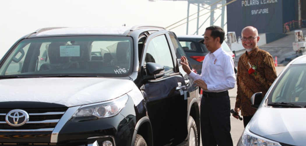 Ilustrasi - Presiden Joko Widodo, dan Presiden Director PT Toyota Motor Manufacturing Indonesia (TMMIN) Warih Andang Cahyono pada acara peluncuran ekspor mobil Toyota di Jakarta. /TMMIN